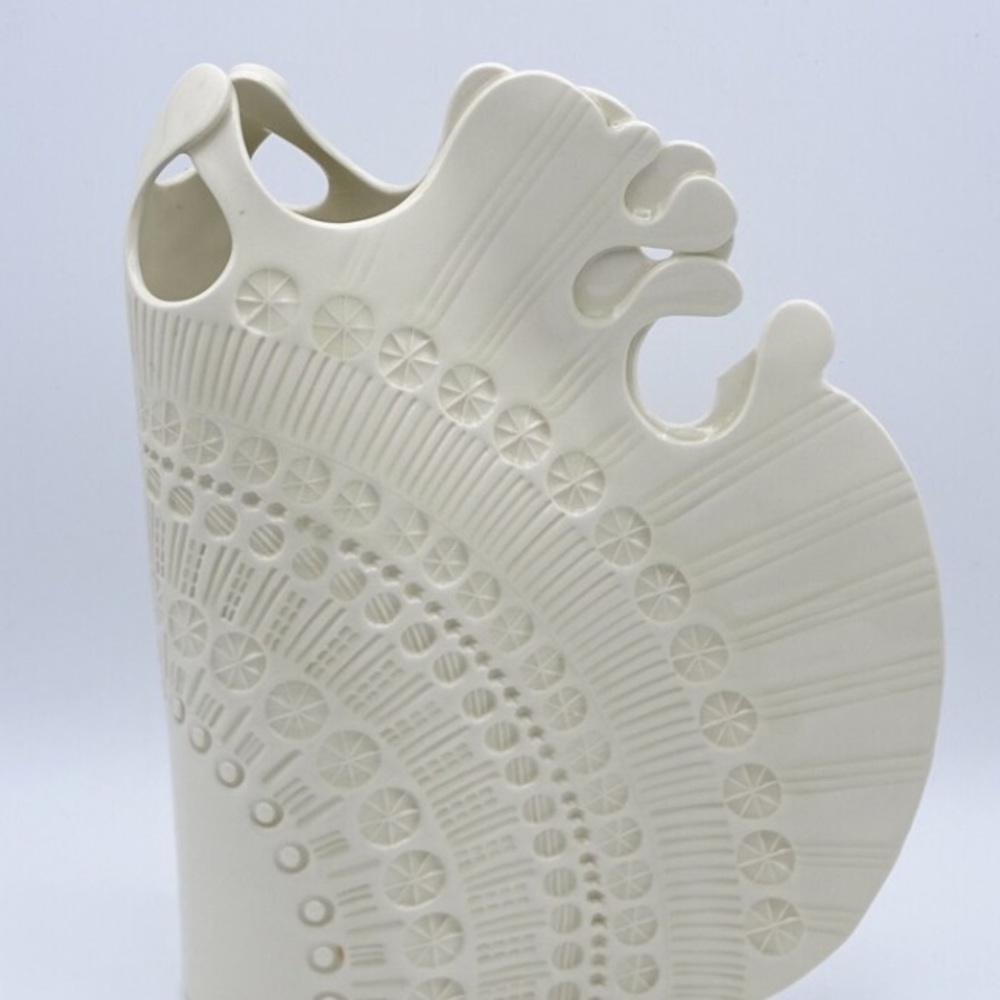 Carolyn Leung pottery pink white marble 7x7 (approx) flower vase/sculpture - Picture 13 of 16